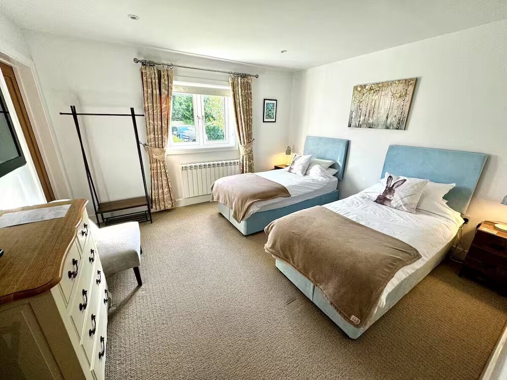 Cotswolds Lakeside Home-Summer Lake