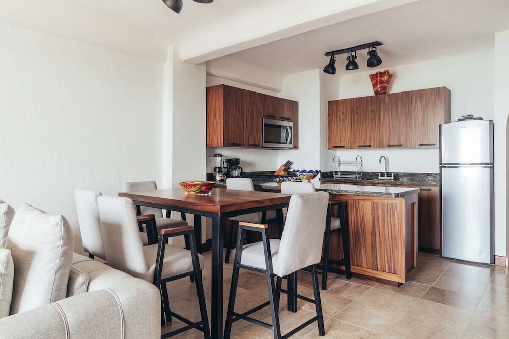 Ocean View 1Br Condo-balcony-beach-pool - 502