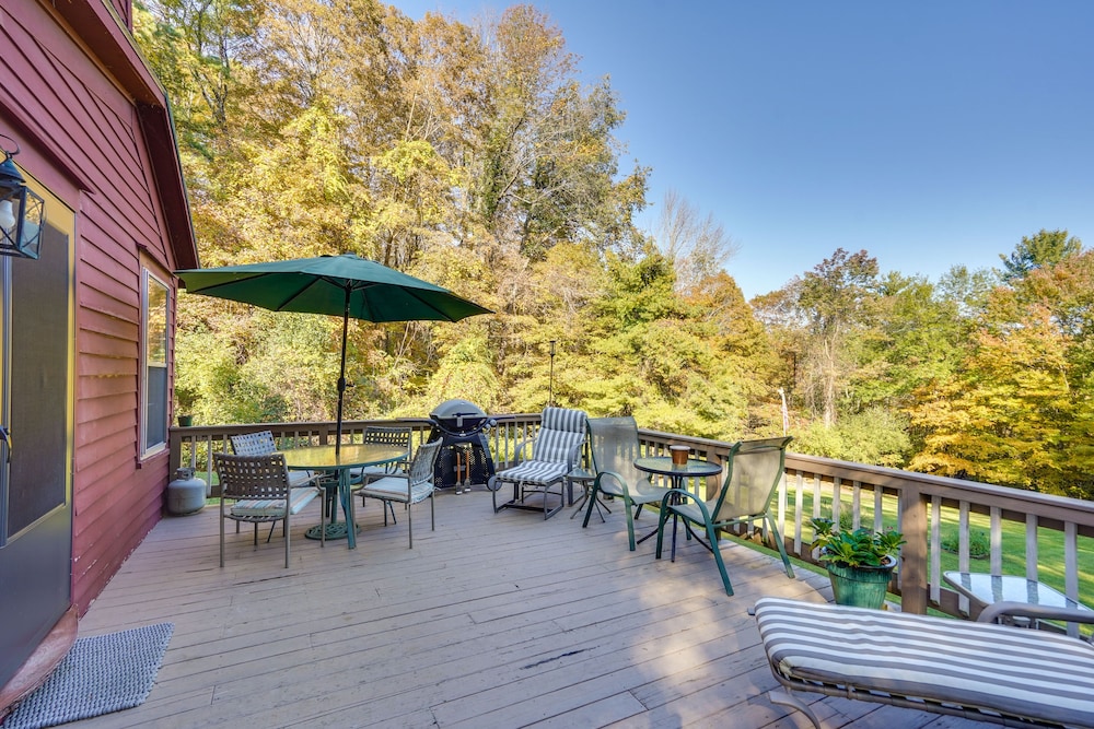 Tranquil 3 BR Stockbridge House w/ Private Deck!
