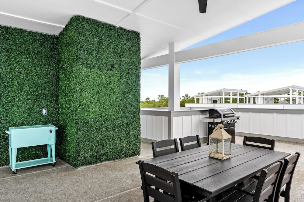 2 Homes in Inlet Beach by Avantstay Sleeps 24, Walk to Beach, Free Golf Cart, Rooftop Decks, Pool Access