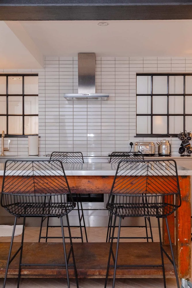 Sleek & Stylish 2BD Flat - Warren Street