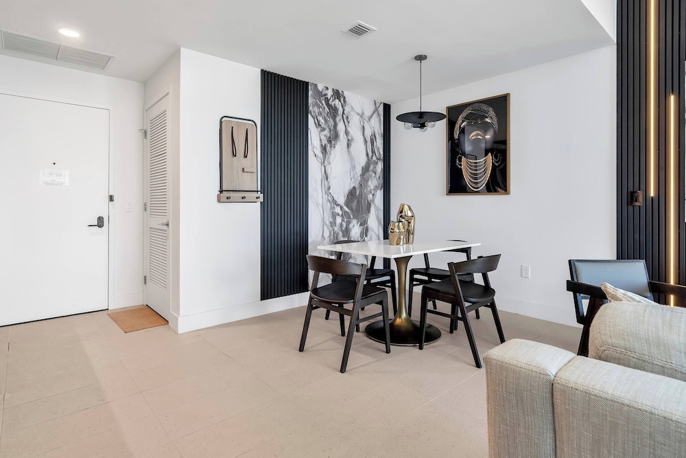 Luxury 1BR Penthouse, Bay & City Views Downtown