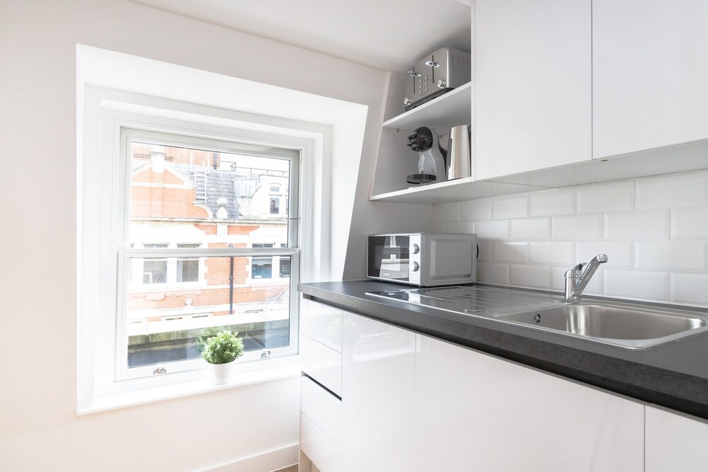 Modern 2BR 2BA with Balcony by Soho