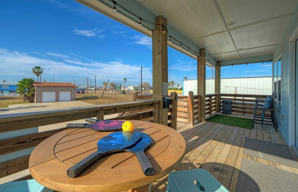 Sleeps 22! 2 Homes Priv Pool, Putting Green, Bar, Deck, Prime Port A Location