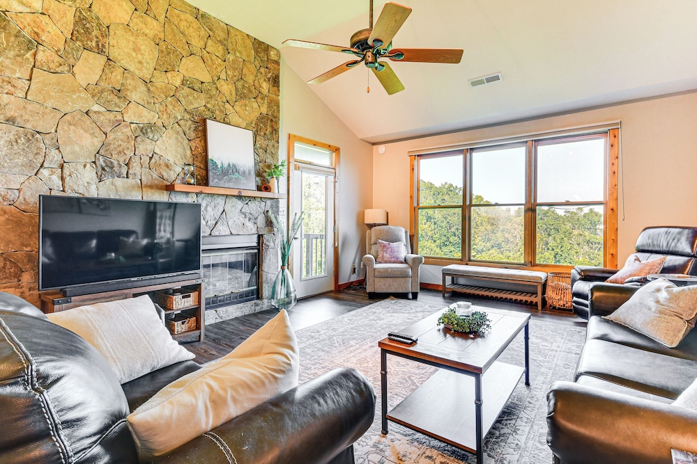 Condo w/ Private Balcony 6 Mi to Pisgah NF!