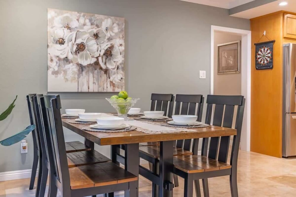Marbella Lane - Charming 4BR Bungalo for Relaxing Retreat