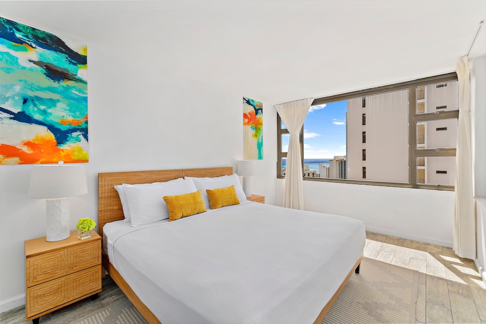 High Floor Ocean View Condo (King Bed and Parking): hotel room photo