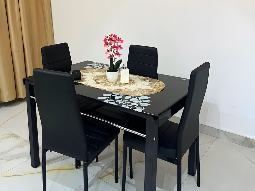 2BR Apartment With Pool and Wifi Near East Airport