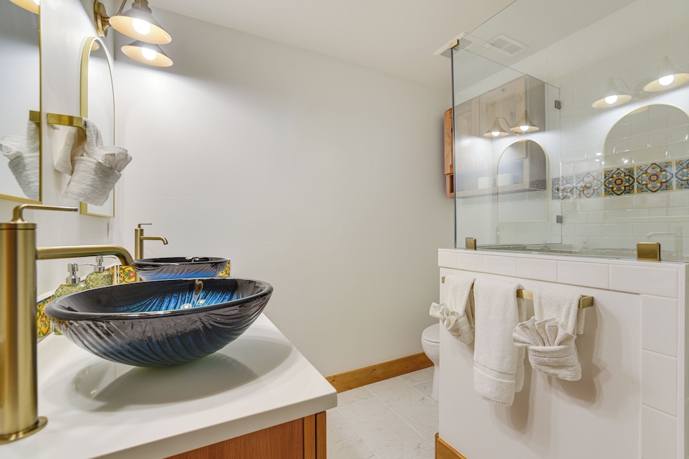 3 Mi to Resort: Year-round Angel Fire Getaway!