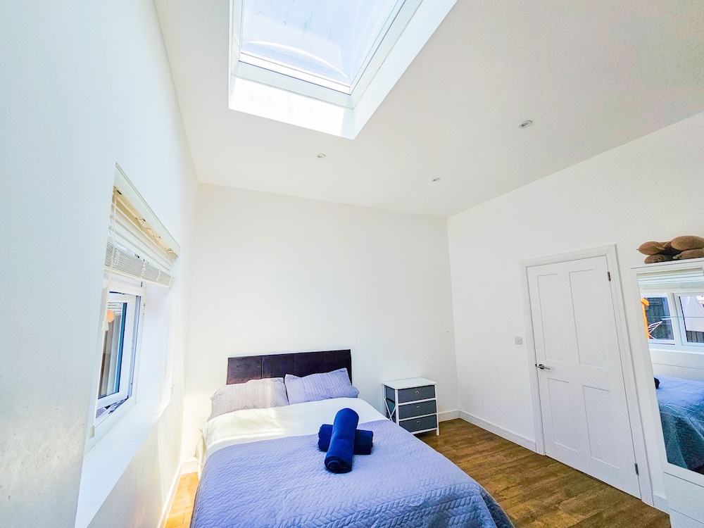 Cleave House - Stylish & Chic 3 Bed House Mins From Central London