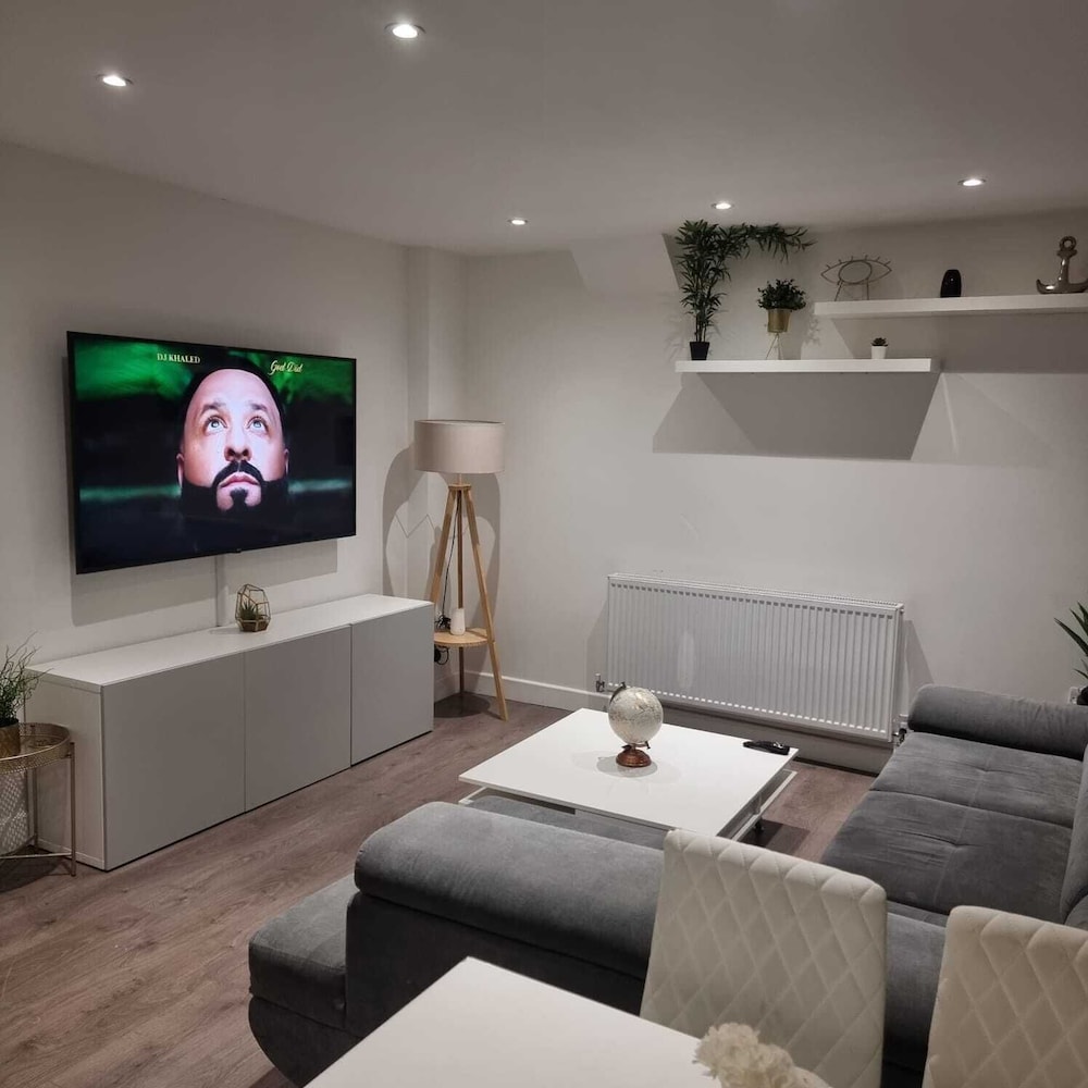 Charming 4-bed House in Enfield North London