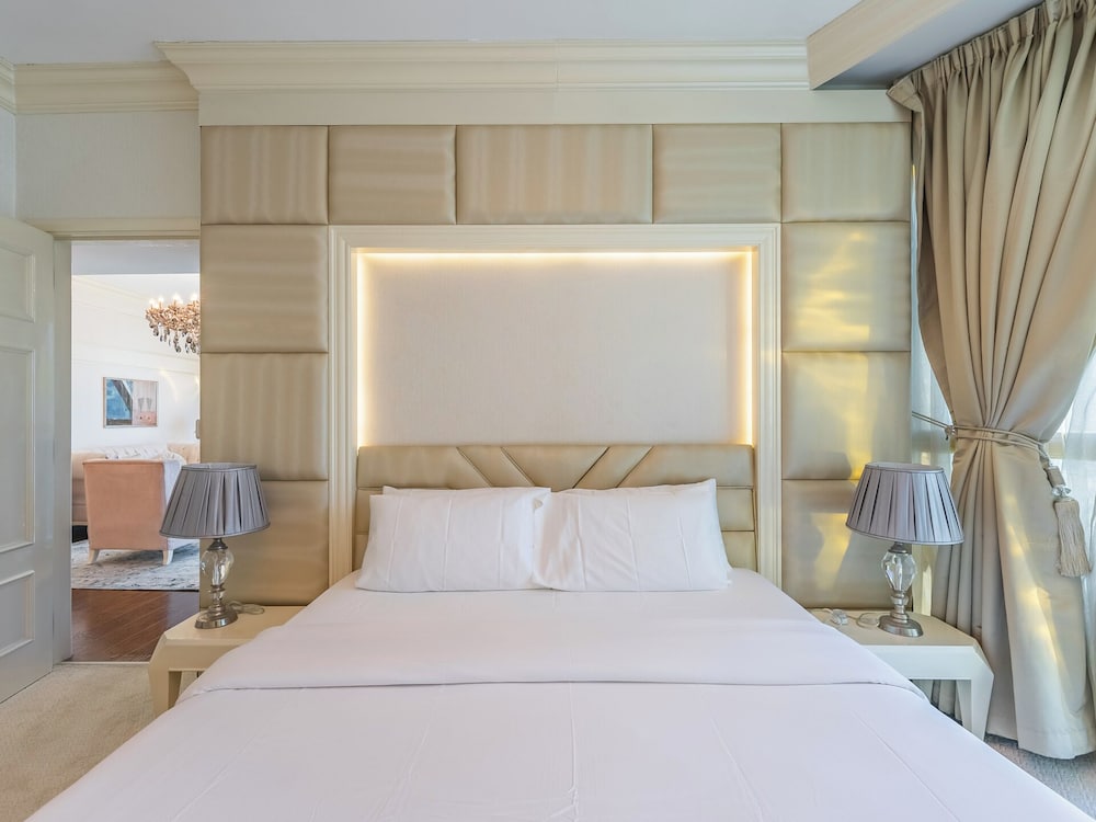 Luxury Spacious Condo in the Iconic Park Towers