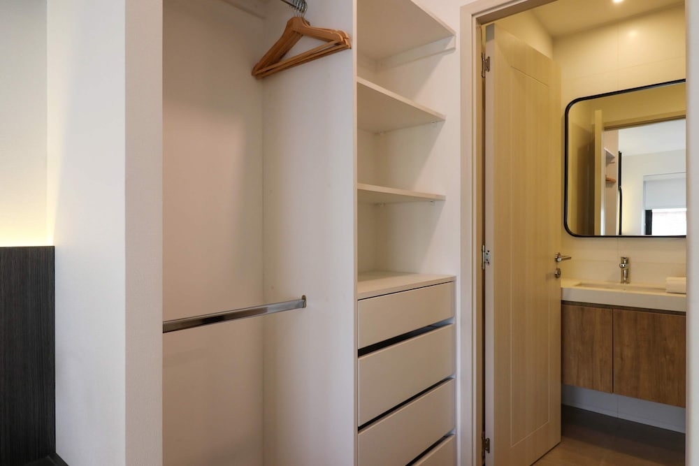 w Elegant 2BR w Balcony Near Larcomar
