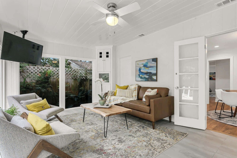 Pool House Oasis - Home for 6