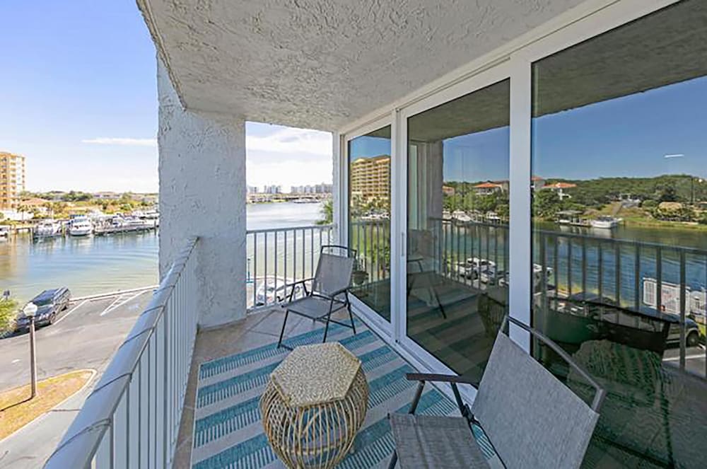 Dolphin Point #401c