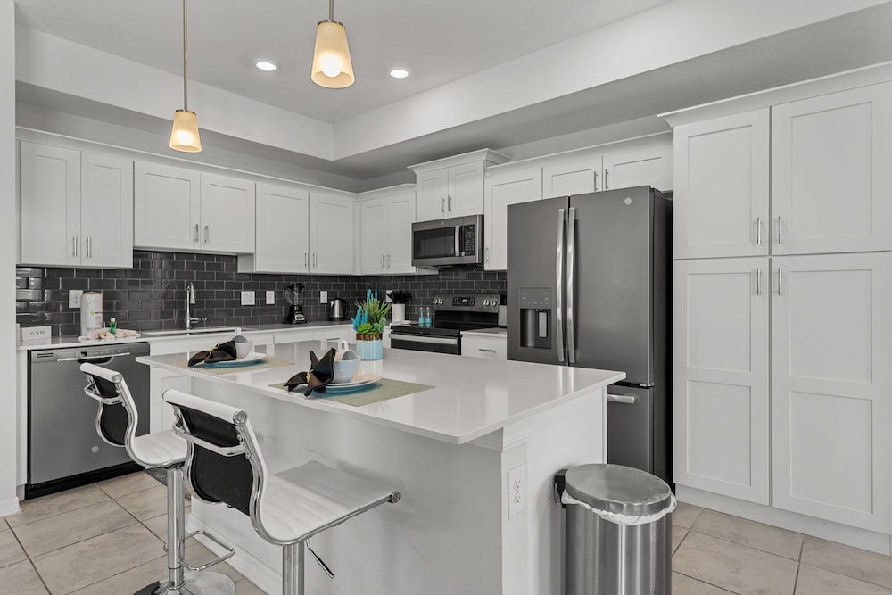 Cozy Stylish 2BR Condo Prime Storey Lake Spot