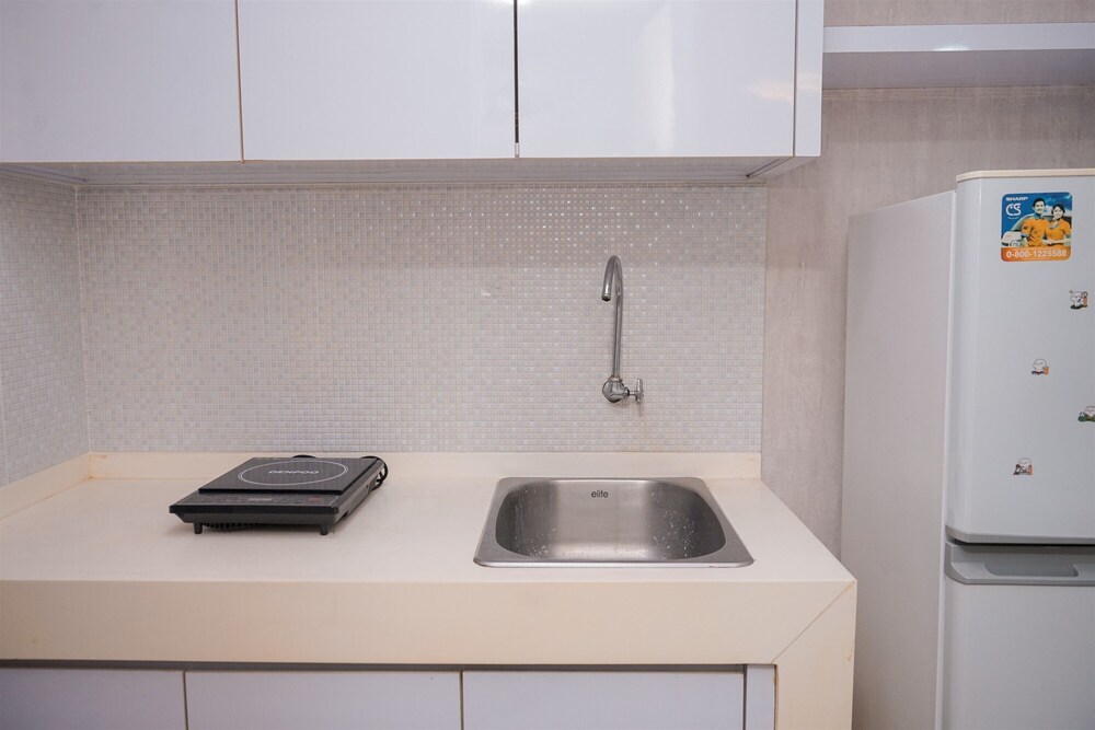Restful Studio Room At Serpong Greenview Apartment