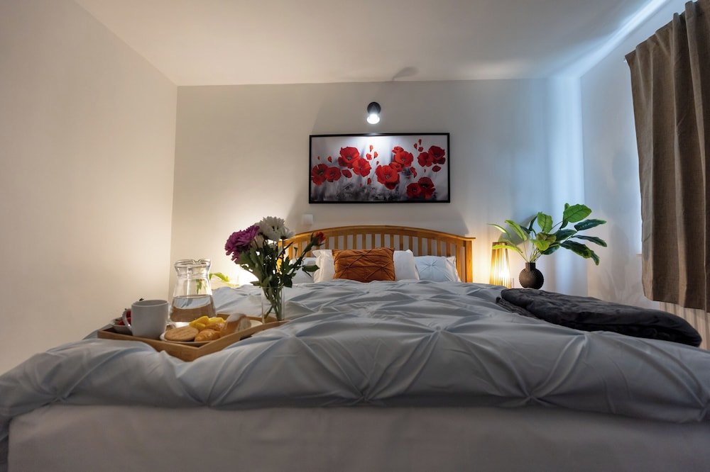 Norwich - House - Sleeps 7 - Parking - Garden