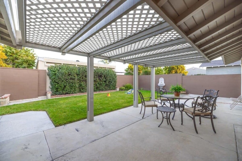 Marbella Lane - Charming 4BR Bungalo for Relaxing Retreat