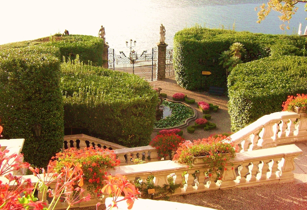 Azalea & Glicine House