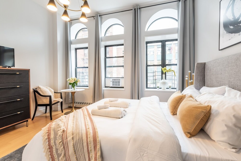 Cypress Court I by Rove Travel 2BR Harlem Apt