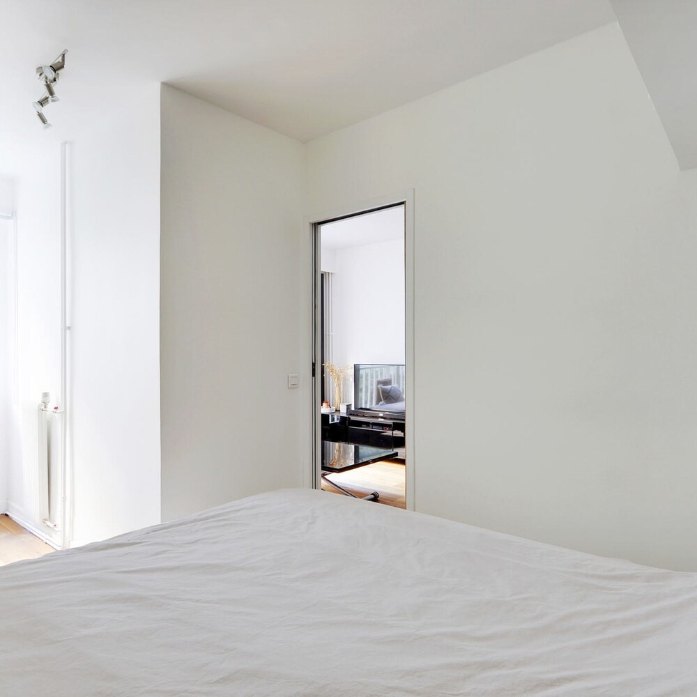 Modern Brunel Classic 1 Bed Apt With Balcony in Paris
