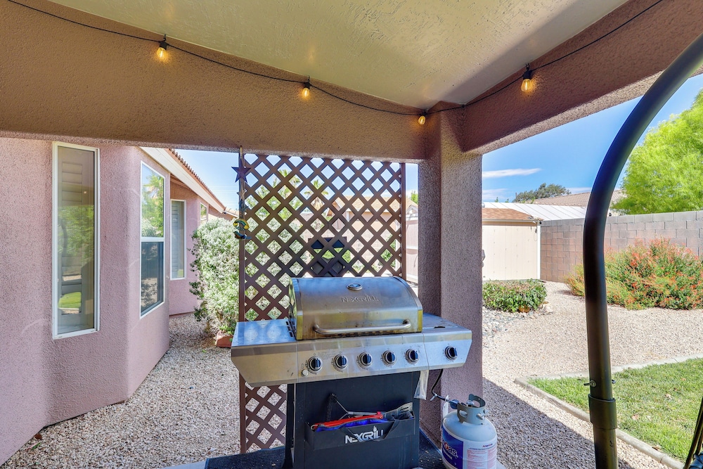 Kingman Family Home: Yard, Grill & Room to Relax!