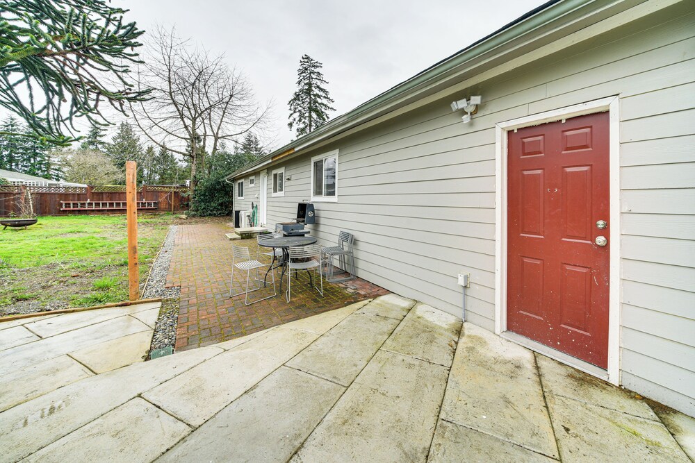 14 Mi to Dtwn Seattle: Sleek Home w/ Large Yard