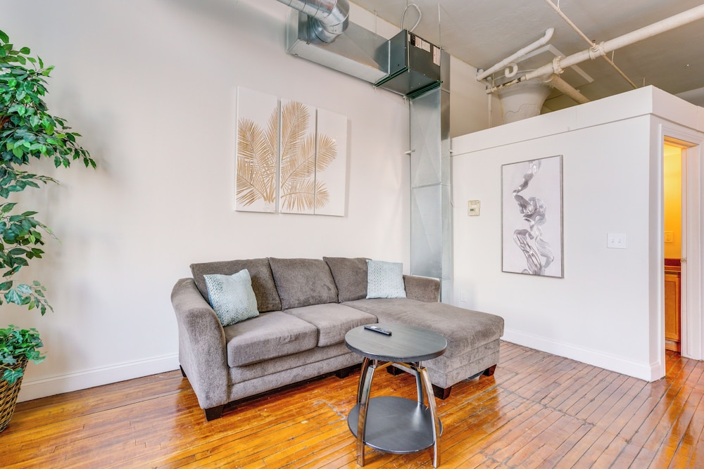 Steps to Riverwalk! City-view Condo in Corktown