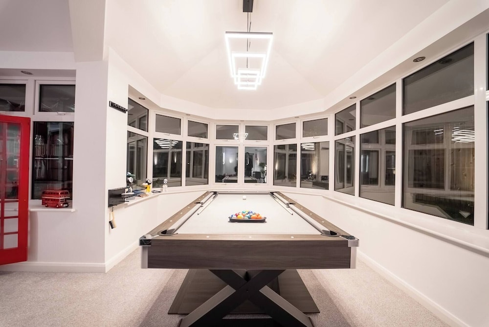 Luxury Retreat, Hot Tub, SK Massage Bed & Tesla