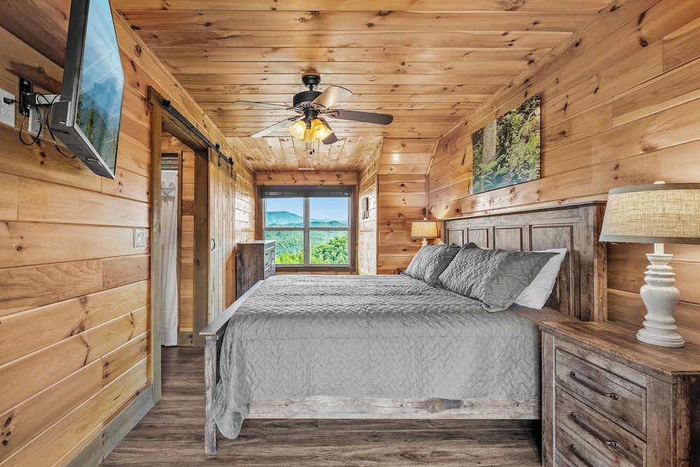 Amazing View Cabin w Gameroom Hot Tub Fire Pit