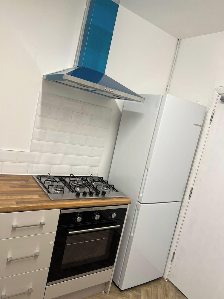 5 Bedroom Cosy Bloxwich Stay - Wifi & Free Parking