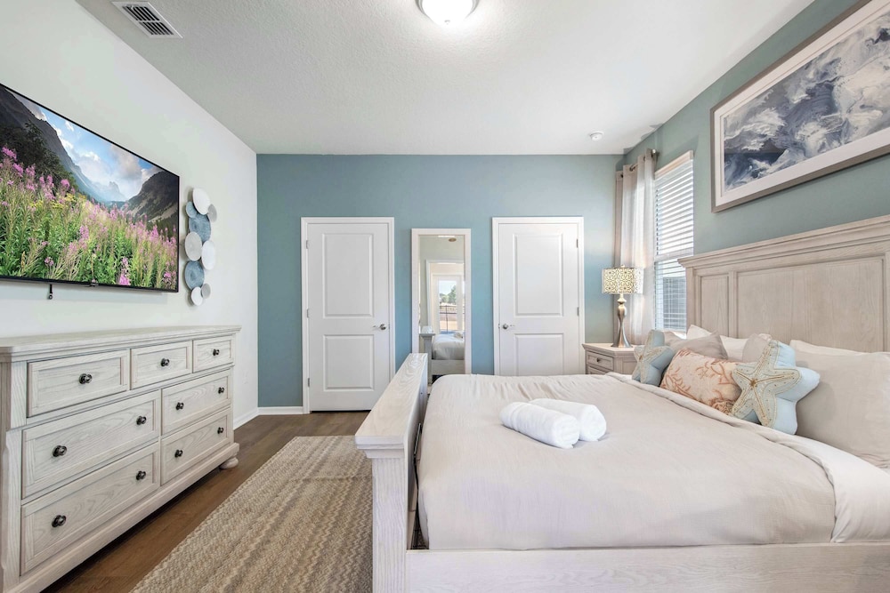 Bright & Spacious 7BR Pool Villa w/ Game Loft New Windsor Cay Resort Near Disney