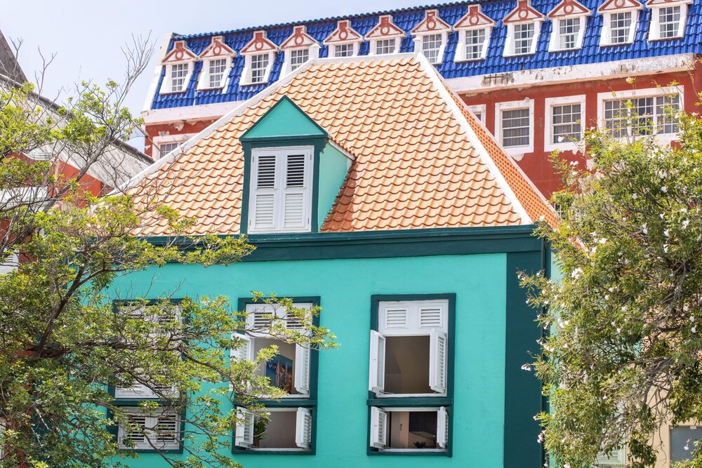 Sunshine Magnificently Bright 2BR Top City Centre Townhouse