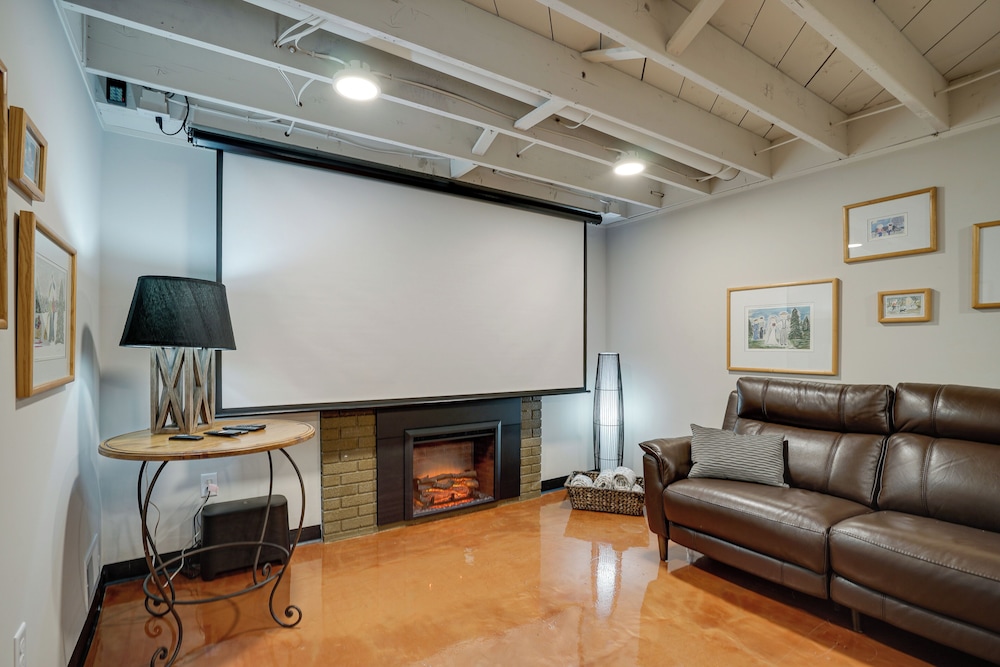 Pet-friendly Minneapolis Home ~ 8 Mi to Downtown!