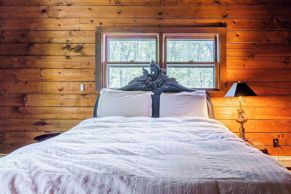 Pool+hot Tub, Firepit Near Hikes, Shops, Dining Cragswood Lodge by Avantstay