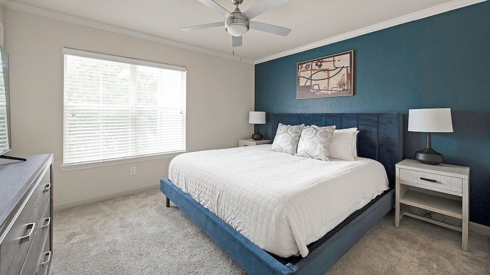 Landing Beautiful 1bd, Courtyard, Clubhouse