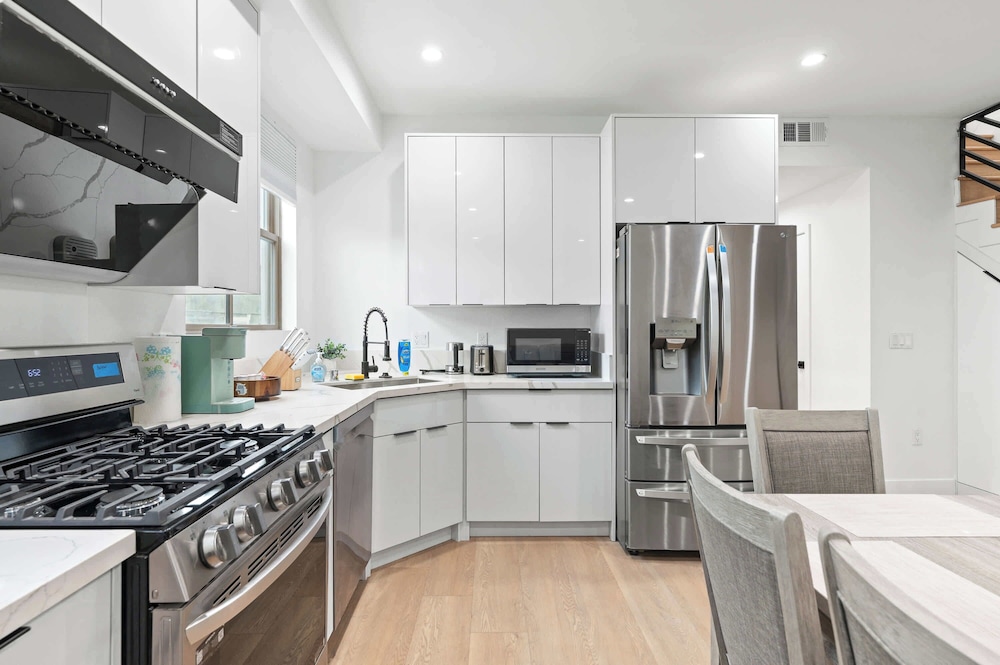 Not Affected by the Fire/modern Spacious Home With Parking & Fully Equipped Kitchen #3