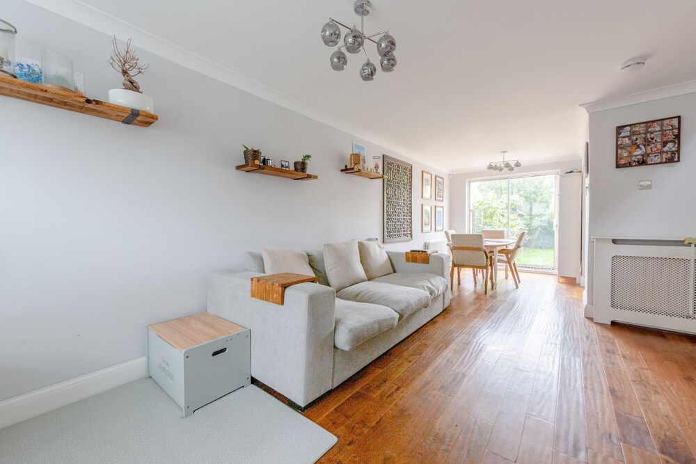 Serene and Spacious 2 Bedroom House in South Wimbledon