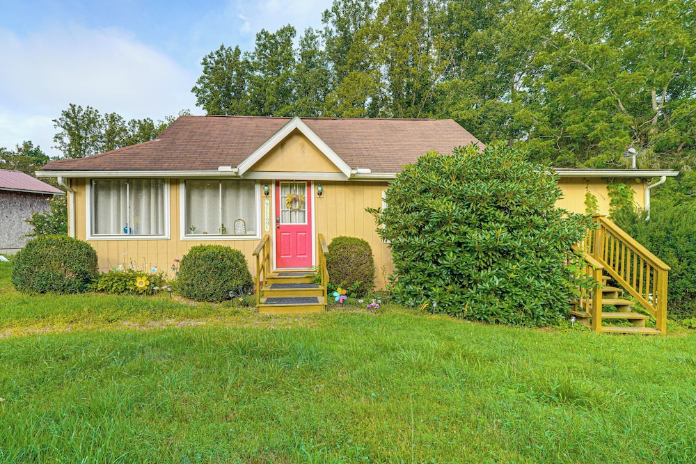 2 Mi to Hiking Trails: Cozy Fayetteville Cottage!
