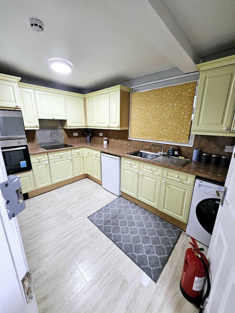Basement 2 Bed Appartment with EVCharger