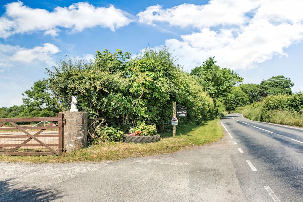 Covert Farm Cwtch
