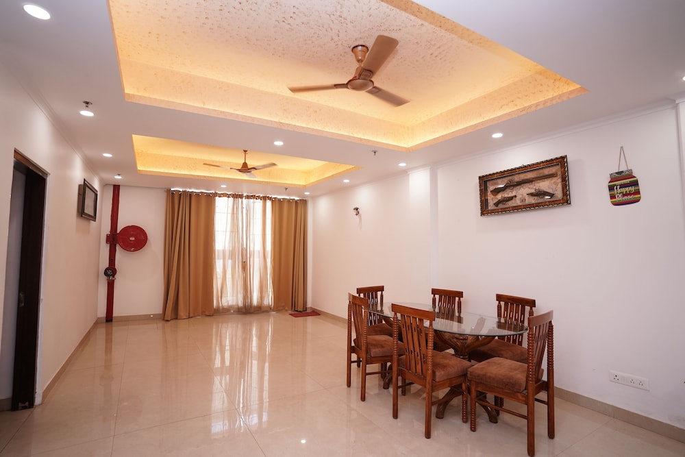 Hotel Moon Taj Near Yashobhoomi