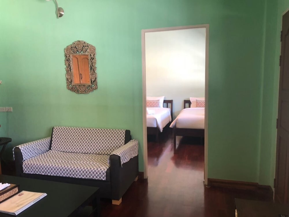 Feung Nakorn Balcony Rooms and Cafe