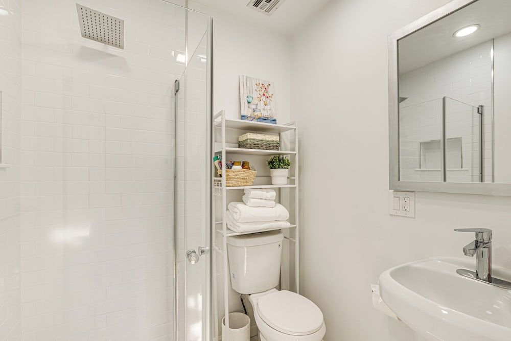 1 Mi to Prudential Center: Remote Work-ready Apt