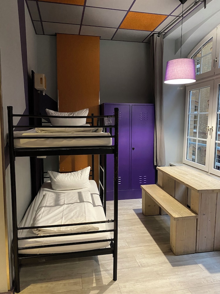 Singer109 Hostel