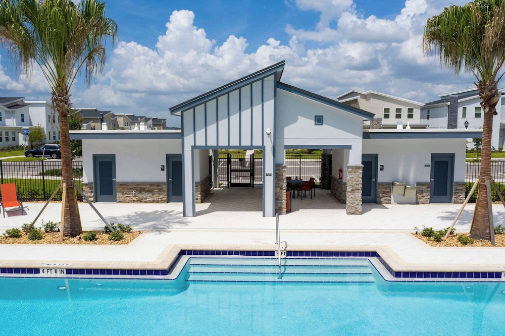 Stunning Game Room & Pool Jacuzzi Storey Lake 2799