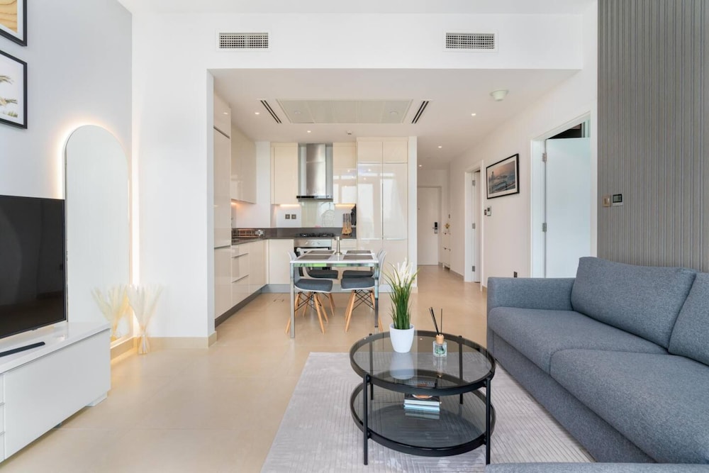 Stunning 1BD Apartment 15mins to Marina Promenade!