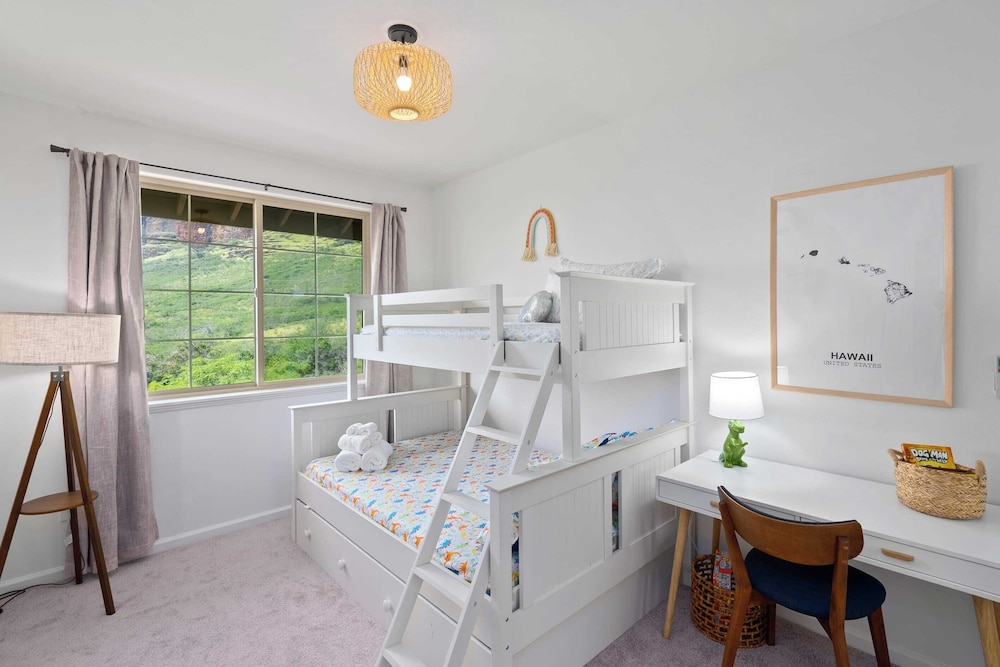 Sleeps 16, 2 Homes Ocean Views, Shared Pool + Gym, Near the Beach Avantstay