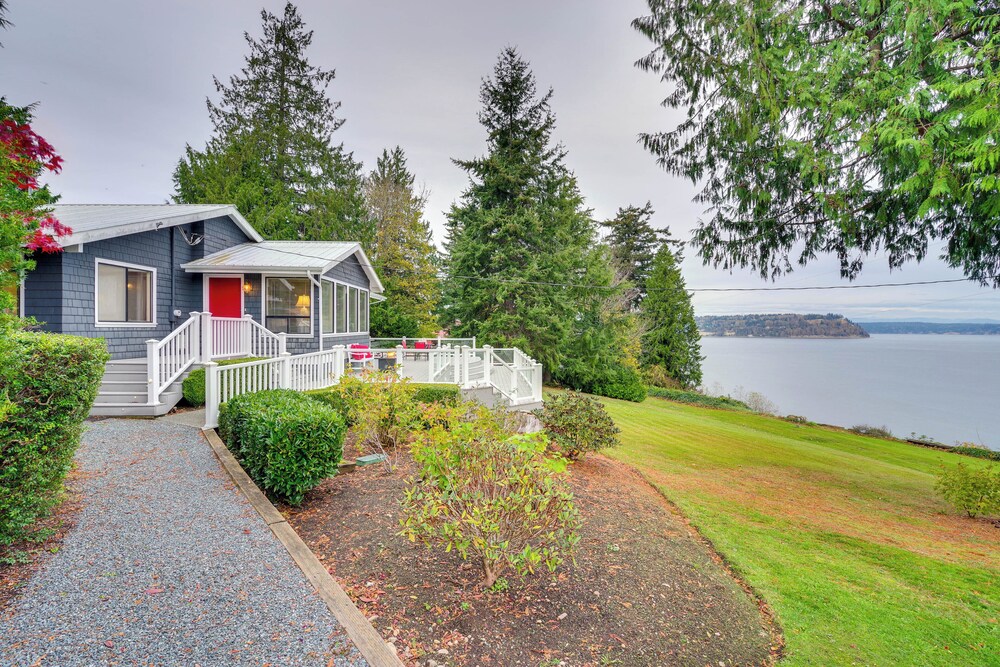1/4 Mi to Beach: Family Home w/ Spacious Deck!